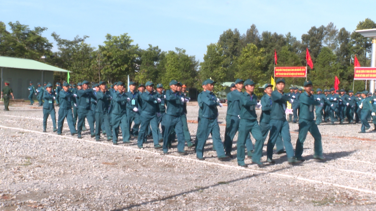 Các trung đội dân quân cơ động tham gia thi duyệt đội ngũ, đội hình