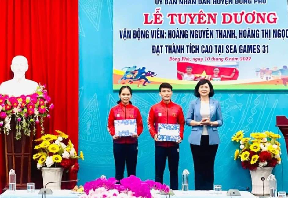 UVBTVTU_PCT UBND tỉnh Trần Tuyết Minh tặng quà cho 2 VĐV.