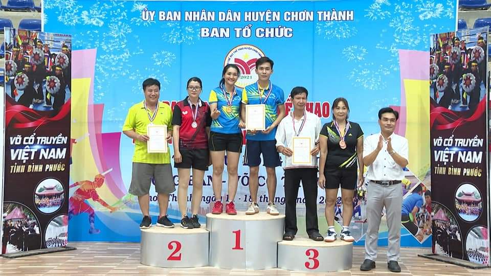 Ông Lê Tuấn Anh- Phó giám đốc Trung tâm VH-TT huyện Chơn Thành,trao huy chương cho các vận động viên có thành tích xuất sắc ở môn Bóng bàn