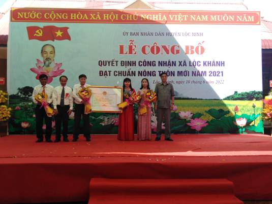 Lãnh đạo tỉnh, huyện trao bằng công nhận xã Lộc Khánh đạt chuẩn NTM năm 2021 cho Đảng bộ, chính quyền và nhân dân xã Lộc Khánh