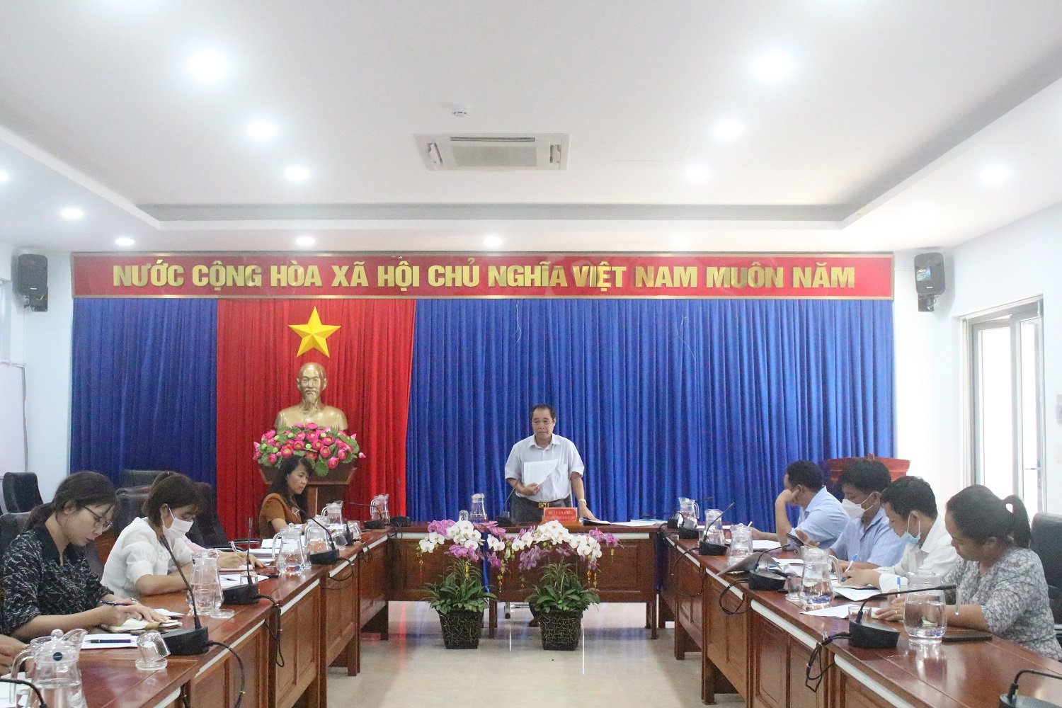 UV BTV, Phó Chủ tịch UBND huyện Phú Riềng Bùi Văn Hiếu phát biểu chỉ đạo tại cuộc họp.