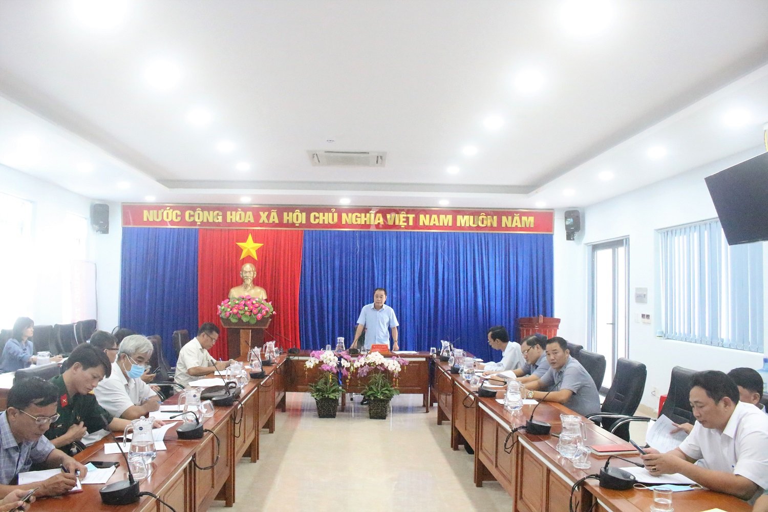 UV BTV, Phó Chủ tịch UBND huyện Phú Riềng Bùi Văn Hiếu phát biểu tại buổi làm việc.
