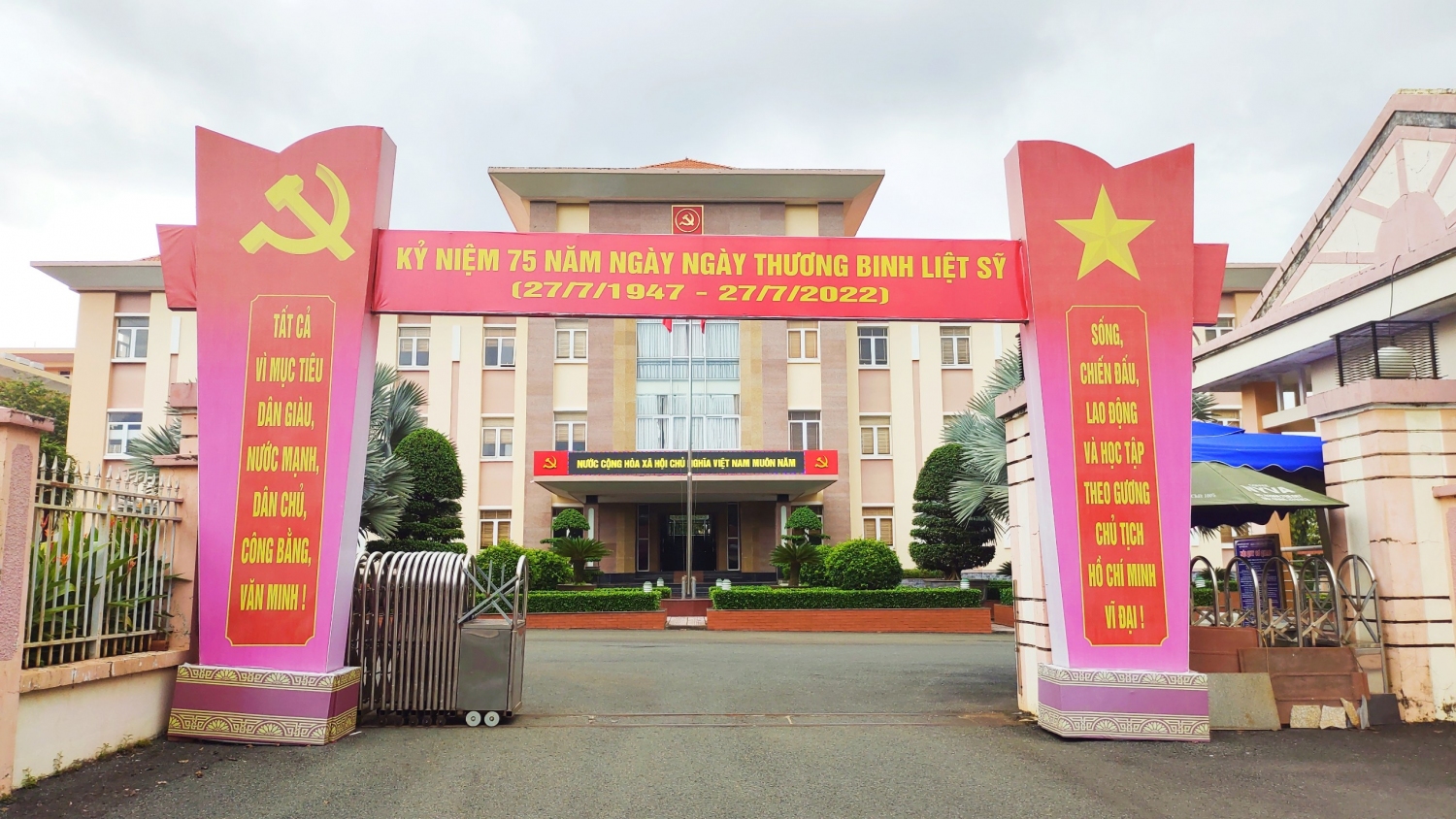 Băng rôn tuyên truyền tại Trụ sở Thị ủy Phước Long