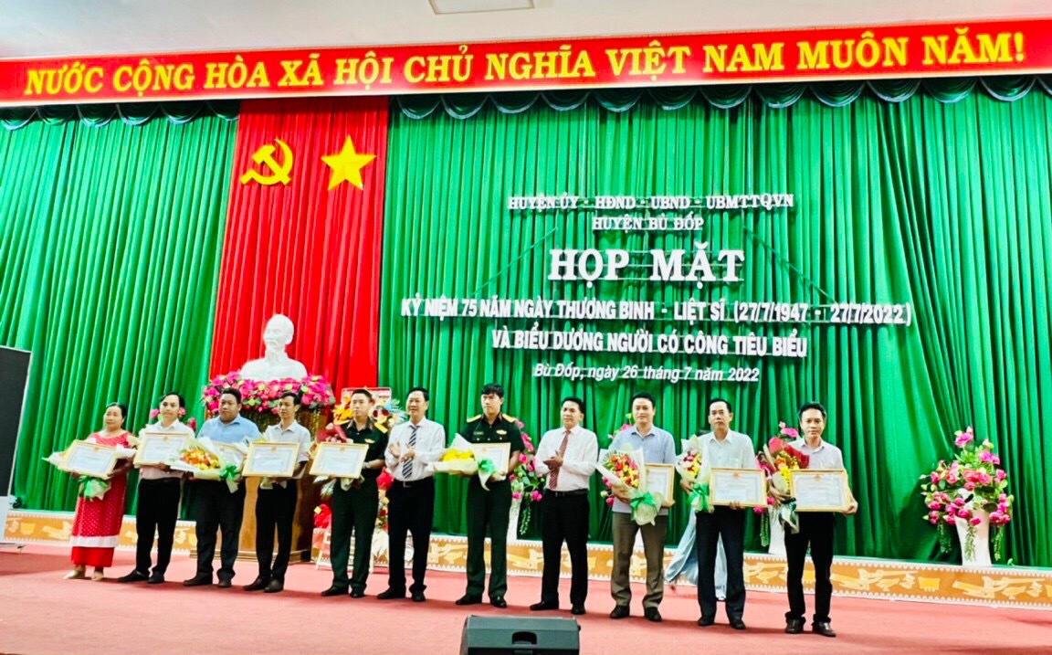UBND huyện Bù Đốp đã tặng giấy khen biểu dương 9 tập thể và 30 cá nhân có thành tích xuất sắc