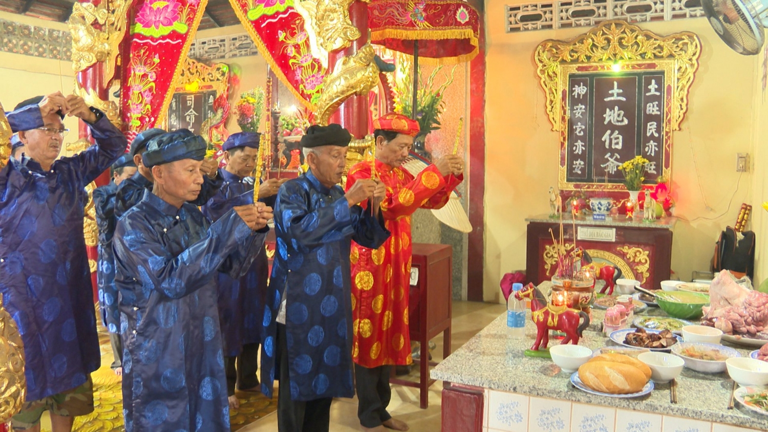 Ban quản lý đình thần Hưng Long thực hiện nghi thức cúng tiền bối- hậu bối của Lễ hội Cầu bông