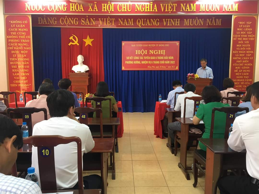 Ông Nguyễn Văn Tặng, UVBTVHU- Trưởng Ban Tuyên giáo Huyện ủy phát biểu khai mạc Hội nghị.
