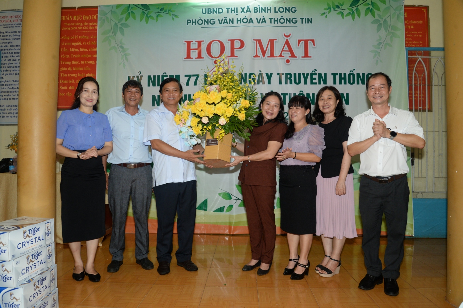 Bà Hoàng Thị Hồng Vân - P.Bí thư, Chủ tịch UBND thị xã Bình Long tặng lẵng hoa chúc mừng Phòng VH&TT trong ngày thành lập Ngành