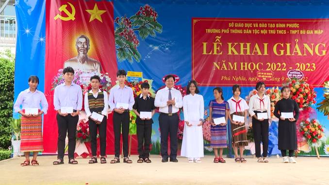 Ông Trần Văn Mi – UV Ban chấp hành Đảng bộ tỉnh – Phó chủ tịch UBND tỉnh trao học bổng cho học sinh Trường Phổ thông dân tộc nội trú THCS – THPT Bù Gia Mập.