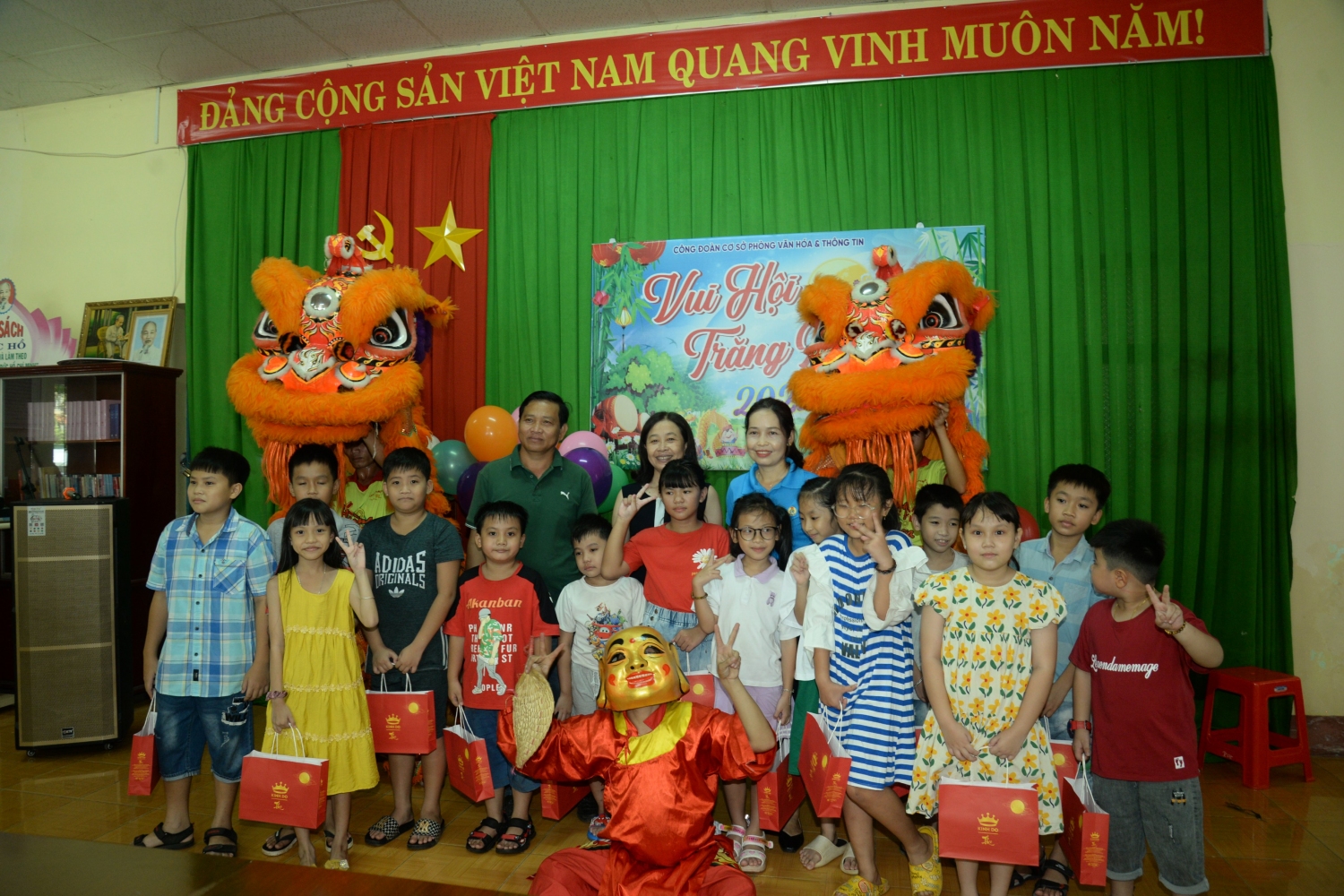 Lãnh đạo Phòng Văn hoá và Thông tin thị xã Bình Long tặng quà chúc mừng con em cán bộ CNVC-LĐ nhân dịp Tết Trung Thu