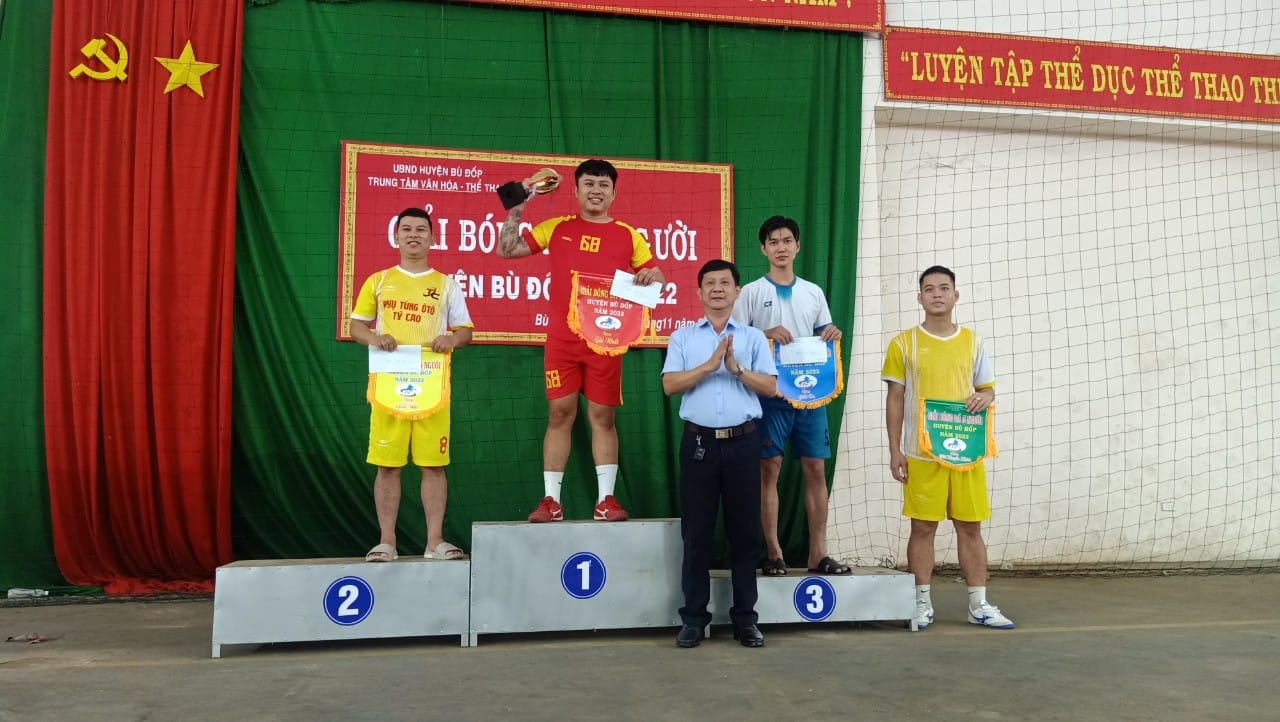 Ông Võ Mạnh Hùng - Giám đốc TTVH huyện Bù Đốp trao giải cho các đội bóng