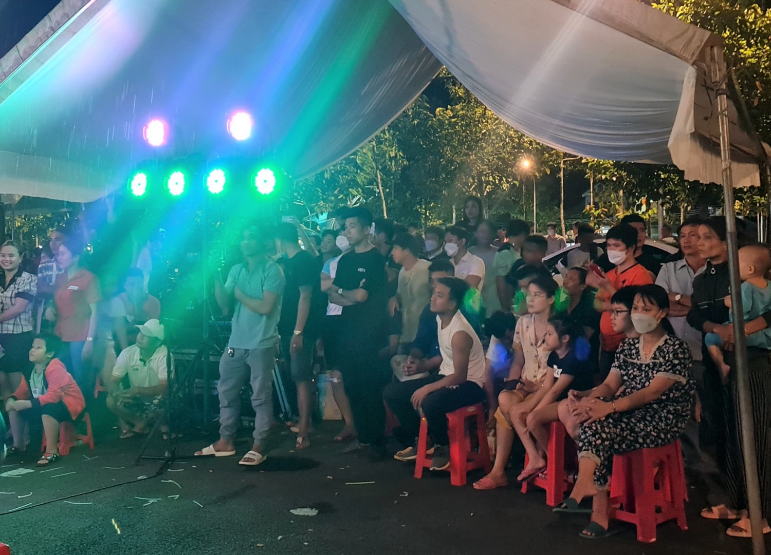 Đông đảo người dân thành phố Đồng Xoài đến thưởng thức chương trình giao lưu âm nhạc đường phố 