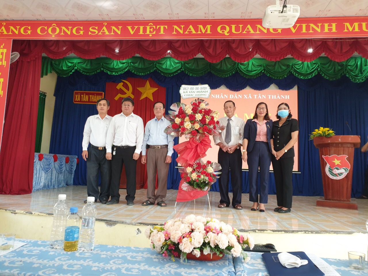 Lãnh đạo hội NCT thành phố Đồng Xoài và lãnh đạo xã tân thành tặng hoa chúc mừng CLB liên thế hệ ấp 6, xã Tân Thành.