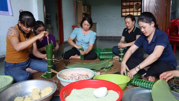 Cán bộ, hội viên phụ nữ phường Tân Thiện (Đồng Xoài) tham gia gói bánh gây quỹ giúp hội viên mắc bệnh hiểm nghèo