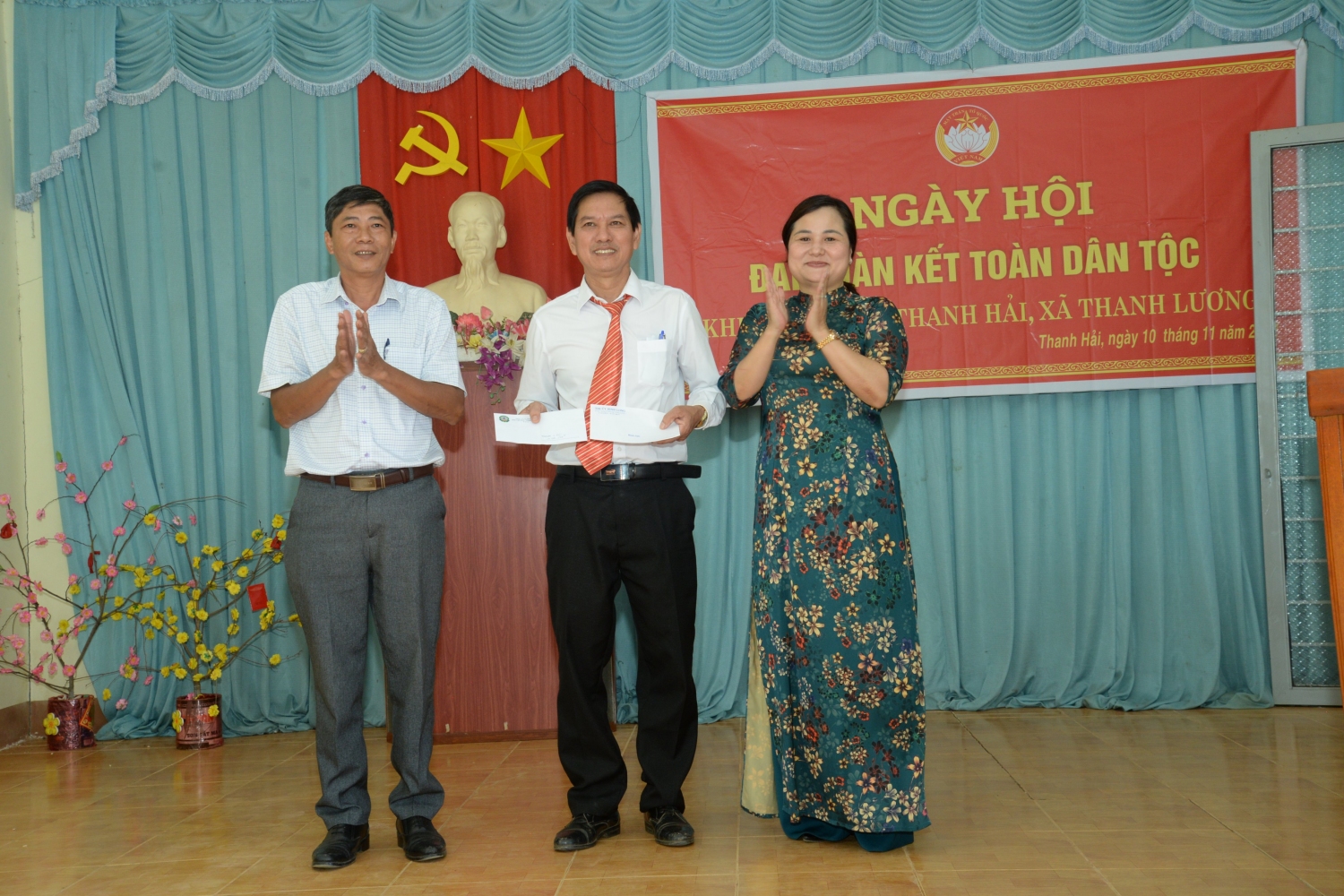 Phó Bí thư Thường trực Thị ủy Tạ Thu Thủy xã trao giấy chứng nhận ấp Thanh Hải đạt danh hiệu “Khu dân cư văn hóa” năm 2022