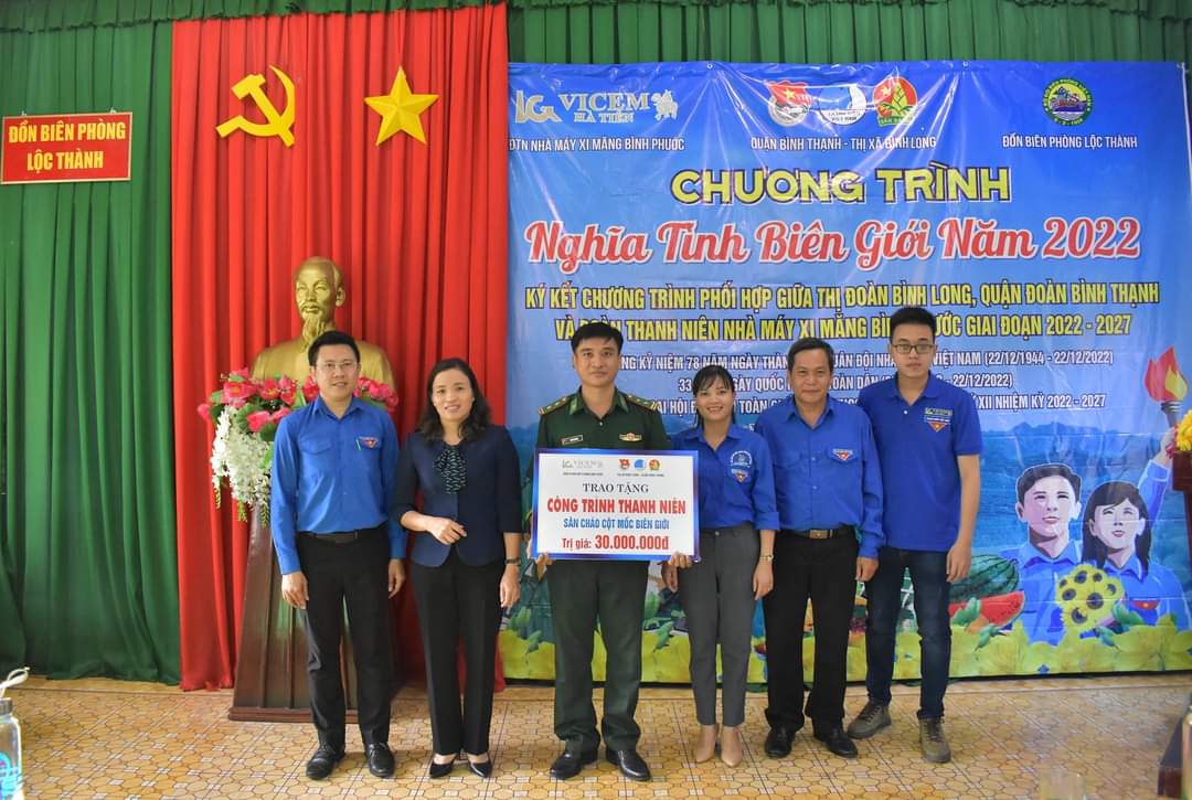 Các đơn vị đã trao tặng Đồn biên phòng Lộc Thành công trình thanh niên trị giá 30 triệu đồng