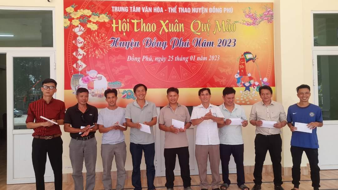 Ông Lê Xuân Nghị - Giám đốc Trung tâm VH&TT huyện Đồng Phú trao thưởng cho các VĐV đạt thành tích tại Môn Cờ Tướng.
