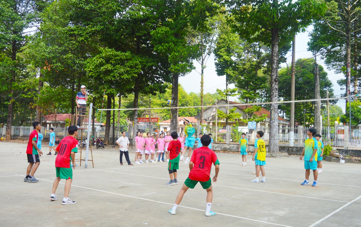 Hình ảnh các em học sinh tranh tài ở môn bóng chuyền