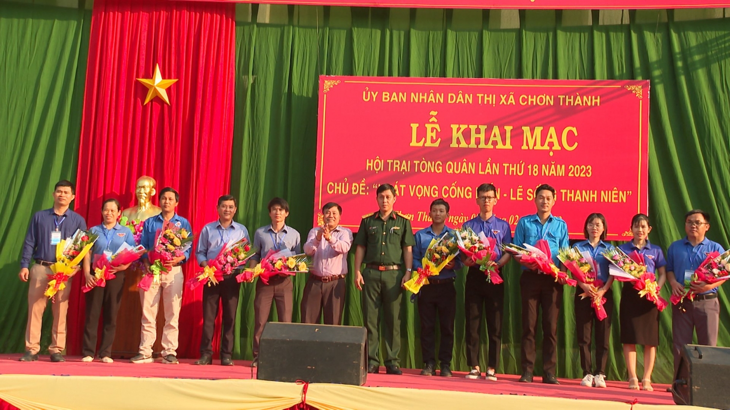 Lãnh đạo thị xã Chơn Thành tặng cờ lưu niệm cho các tiểu trại