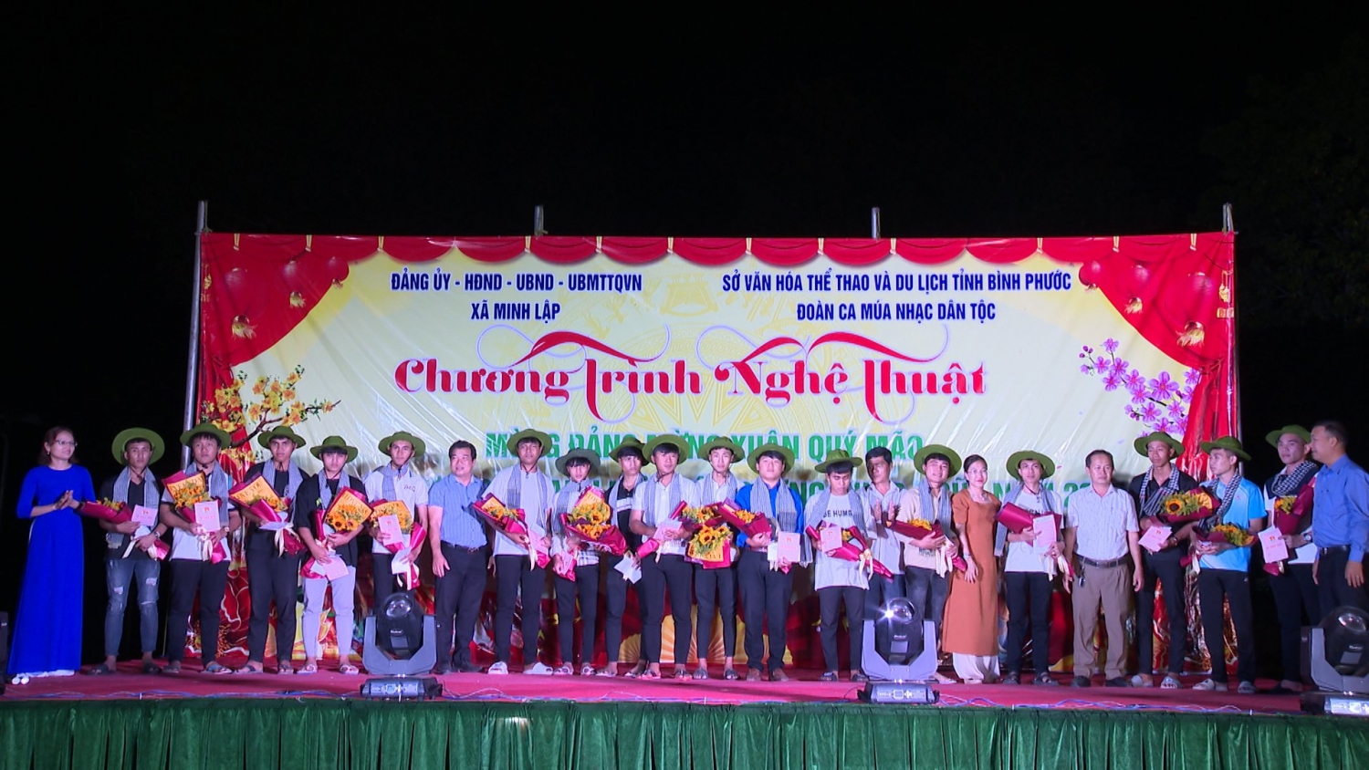 Lãnh đạo xã Minh Lập, thị xã Chơn Thành, tặng quà tuyên dương các thanh niên lên đường nhập ngũ năm 2023