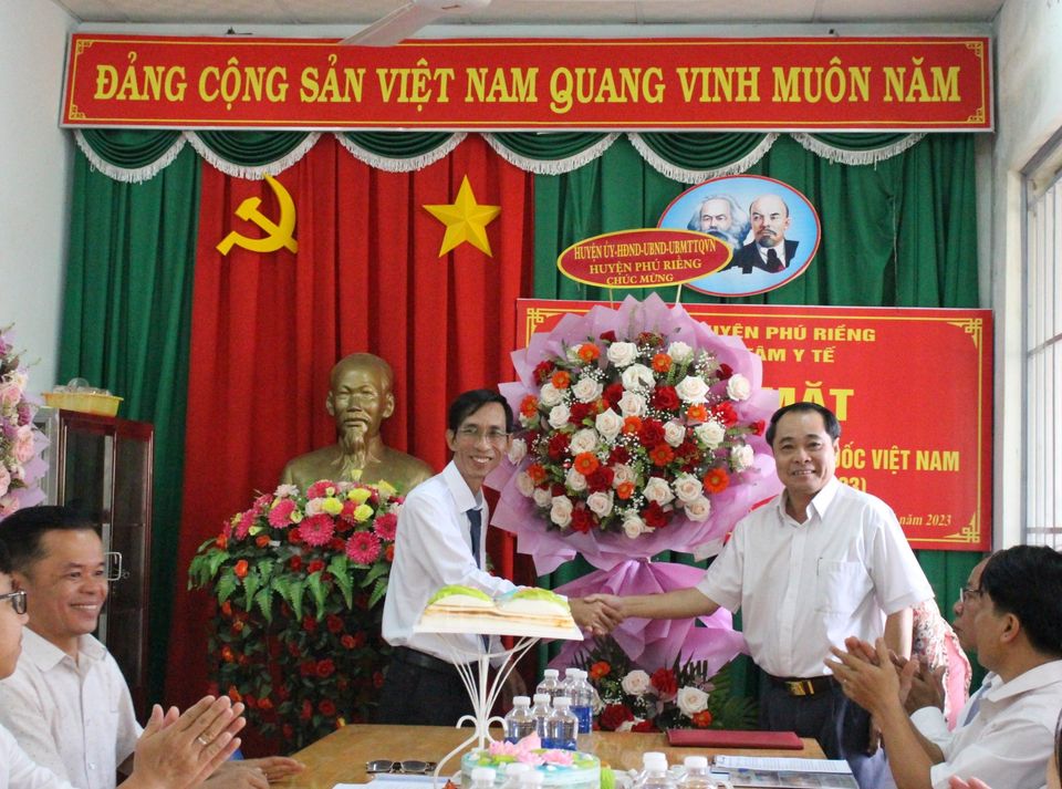 Phó Chủ tịch UBND huyện Bùi Văn Hiếu tặng hoa chúc mừng TTYT