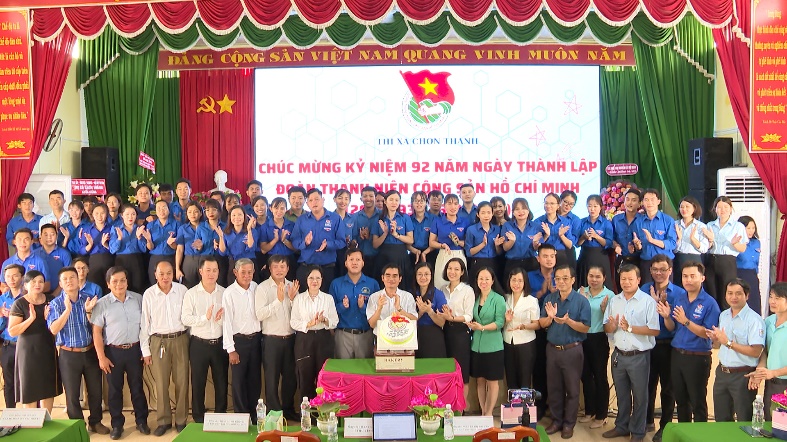 Lãnh đạo Tỉnh đoàn và thị xã Chơn Thành cùng cán bộ, đoàn viên tham gia nghi thức cắt bánh kem chào mừng 92 năm Ngày thành lập Đoàn TNCS Hồ Chí Minh (26-3-1931 - 26-3-2023)