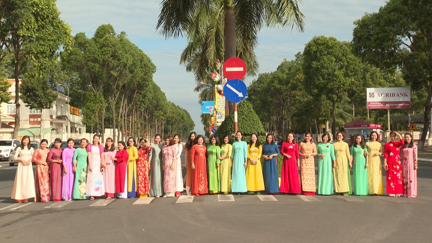 Nữ cán bộ, công chức, viên chức và người lao động các cơ quan, đơn vị thị xã Chơn Thành tham gia thực hiện “Tuần lễ áo dài”.