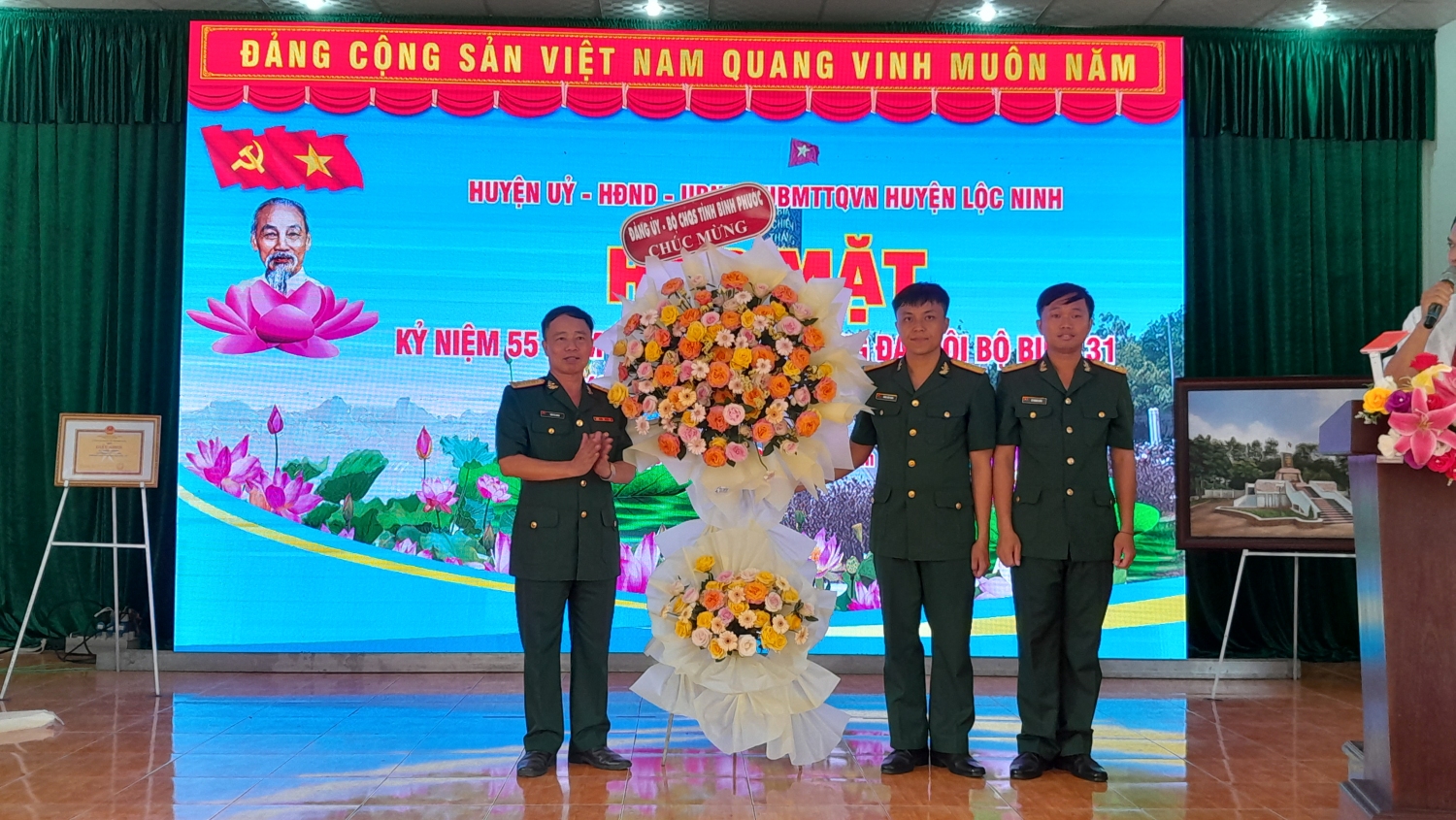 Lãnh đạo Bộ CHQS tỉnh và lãnh đạo huyện Lộc Ninh tặng hoa chức mừng Đại đội 31