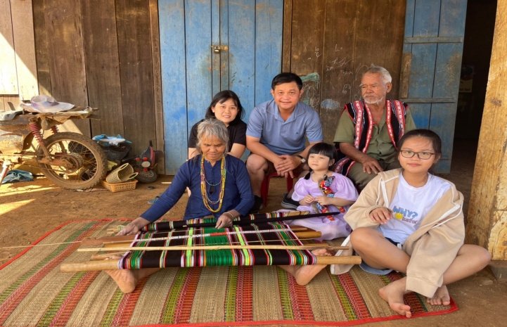Ông Điểu Sen và vợ là bà Điểu Thị Giá sóc Bom Bo vừa dệt vải vừa kể chuyện giã gạo nuôi quân cho du khách.