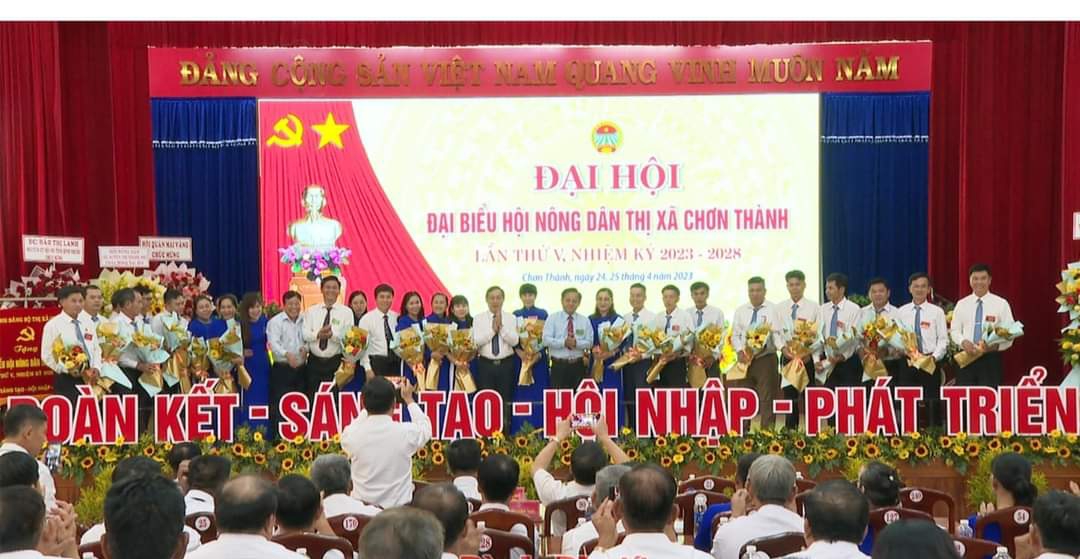 Ban chấp hành Hội Nông dân thị xã Chơn Thành nhiệm kỳ 2023-2028 nhận hoa chúc mừng của lãnh đạo Hội Nông dân tỉnh.