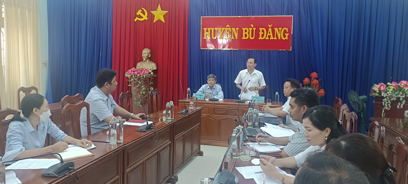 UV.BTV huyện ủy, Phó Chủ tịch UBND huyện Bù Đăng Nguyễn Văn Lưu phát biểu tại hội nghị.
