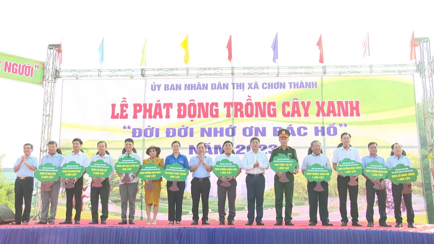 Lãnh đạo thị xã Chơn Thành, trao bảng tượng trưng chỉ tiêu trồng cây xanh cho các cơ quan, đơn vị và các xã, phường