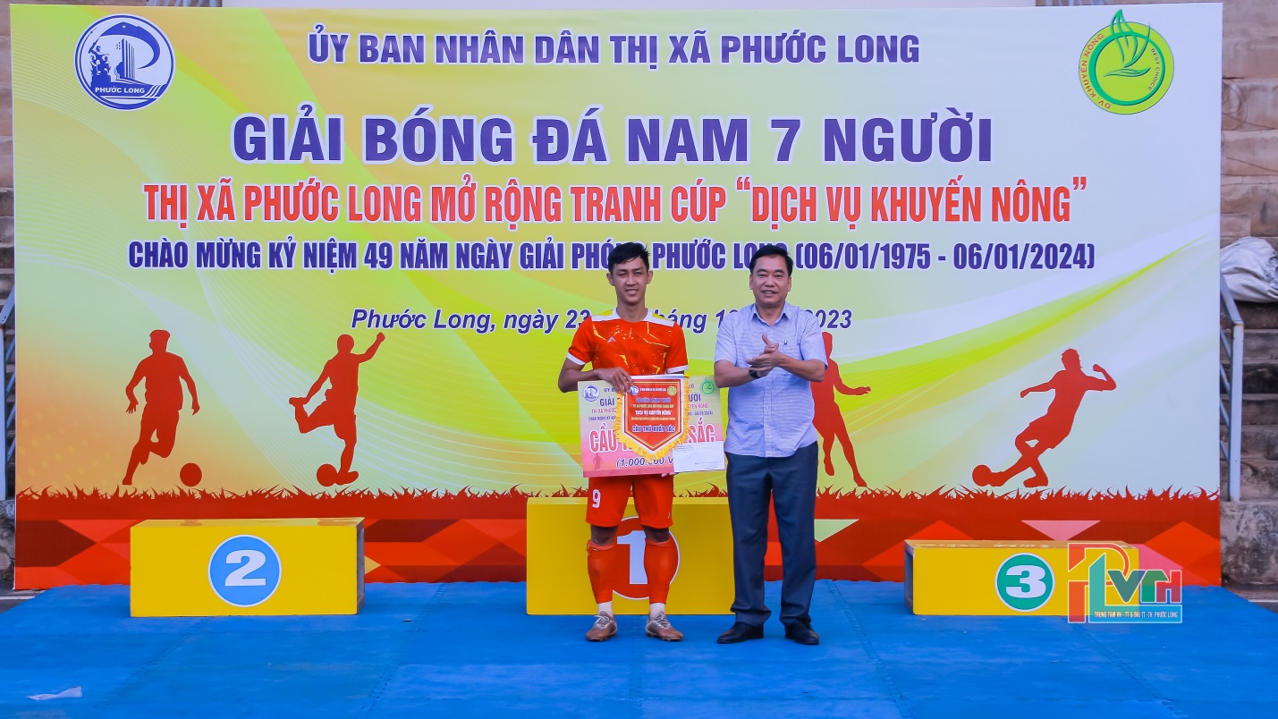 Ông Nguyễn Văn Dũng – PCT UBND thị xã; Trưởng Ban tổ chức trao giải Cầu thủ xuất sắc nhất cho Cầu thủ Nguyễn Thanh Sang (Bida Aku - Đa kia)